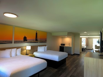 Suite, Multiple Beds, Non Smoking (3 Queen Beds, Bluewater Suite)