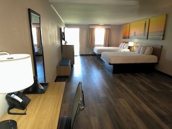 Suite, Multiple Beds, Non Smoking (3 Queen Beds, Bluewater Suite)