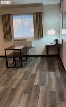 Executive Studio Suite, 1 King Bed, Non Smoking (Huron)
