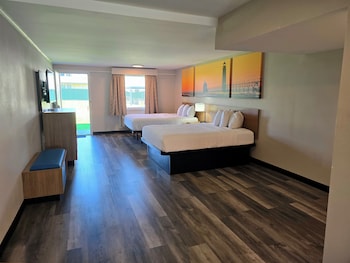 Suite, Multiple Beds, Non Smoking (3 Queen Beds, Bluewater Suite)