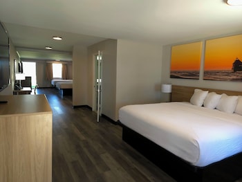 Suite, Multiple Beds, Non Smoking (3 Queen Beds, Bluewater Suite)