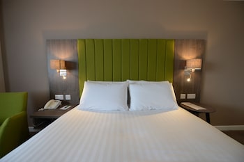 Standard Room, 1 King Bed (Parade Ring View)