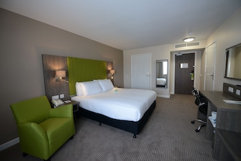 Standard Room, 1 King Bed (Parade Ring View)