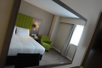 Standard Room, 1 King Bed (Parade Ring View)