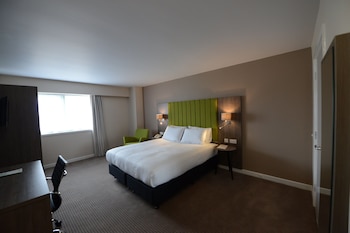 Standard Room, 1 King Bed (Parade Ring View)