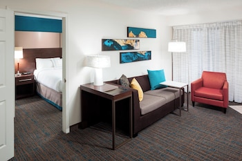 Suite, 2 Bedrooms, Fireplace (Mobility/Hearing Access, Roll-in Shwr)