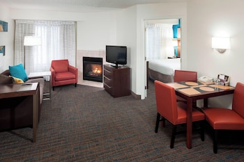 Suite, 2 Bedrooms, Fireplace (Mobility/Hearing Access, Roll-in Shwr)