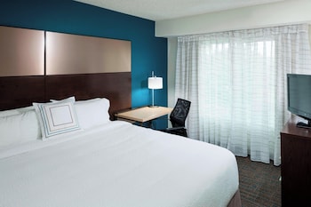 Suite, 2 Bedrooms, Fireplace (Mobility/Hearing Access, Roll-in Shwr)
