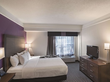 Suite, 1 King Bed, Accessible, Non Smoking (Mobility/Hearing Impaired Accessible)