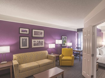 Suite, 1 King Bed, Accessible, Non Smoking (Mobility/Hearing Impaired Accessible)