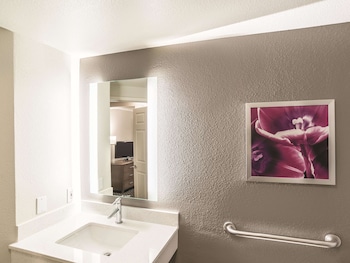 Suite, 1 King Bed, Accessible, Non Smoking (Mobility/Hearing Impaired Accessible)
