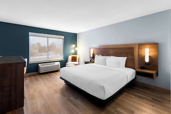 Standard Room, 1 King Bed, Accessible, Refrigerator & Microwave