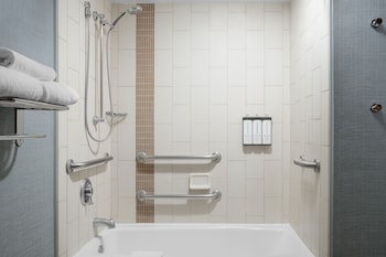 Accessible Suite, 2 Queen Beds (Mobility Tub)