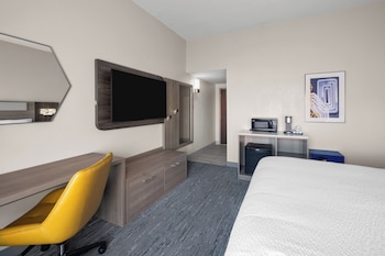 Standard Room, 1 King Bed, Accessible (Mobility, Roll-In Shower)