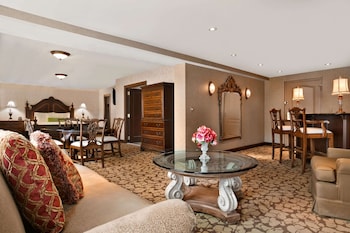 Suite, 1 King Bed, Jetted Tub (Manhattan Suite)