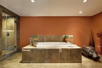 Suite, 1 King Bed, Jetted Tub (Safari Suite)