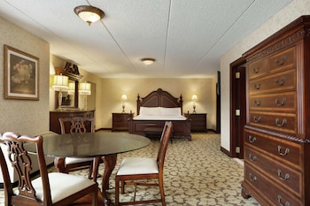 Suite, 1 King Bed, Jetted Tub (Manhattan Suite)
