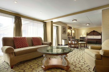 Suite, 1 King Bed, Jetted Tub (Manhattan Suite)