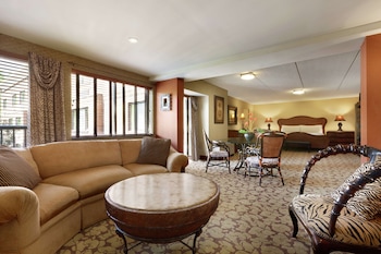 Suite, 1 King Bed, Jetted Tub (Safari Suite)