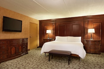 Suite, 1 King Bed, Separate Living Area (Windsor Suite)