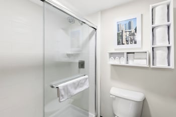 Standard Room, 1 King Bed, Accessible (Comm)