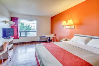 Deluxe Room, 1 Queen Bed, Non Smoking, Refrigerator