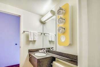 Deluxe Room, 1 Queen Bed, Non Smoking, Refrigerator