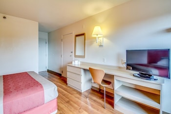 Deluxe Room, 1 Queen Bed, Non Smoking, Refrigerator & Microwave