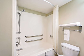 Standard Room, 1 Queen Bed, Accessible