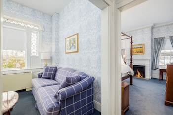 Deluxe Queen with Sofa Bed