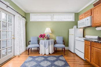Deluxe Suite, 1 Queen Bed, Kitchenette