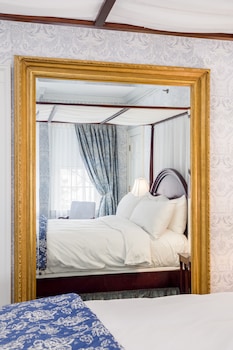 Deluxe Room, 1 Queen Bed