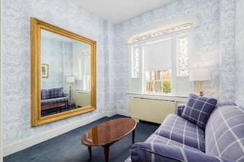 Deluxe Queen with Sofa Bed