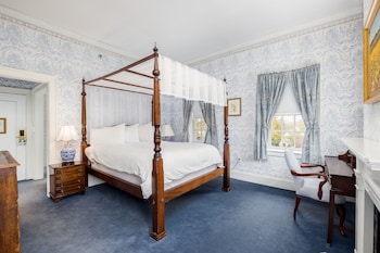 Deluxe Queen with Sofa Bed