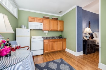 Deluxe Suite, 1 Queen Bed, Kitchenette