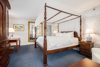 Deluxe Room, 1 King Bed with Sofa bed