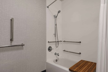 Room, 1 King Bed, Accessible, Bathtub (Mobility & Hearing)