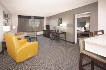 Deluxe Suite, 1 King Bed, Non Smoking, Jetted Tub