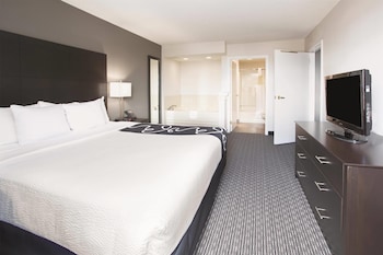 Deluxe Suite, 1 King Bed, Non Smoking, Jetted Tub