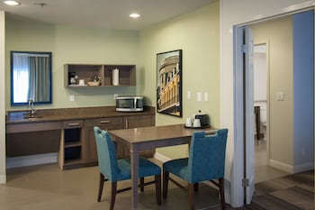 Suite, 1 King Bed, Accessible (Hearing)