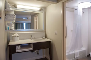 Suite, 1 King Bed, Accessible (Hearing)