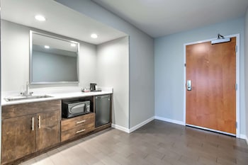 Studio, 1 King Bed, Non Smoking, Refrigerator & Microwave (Wet bar)