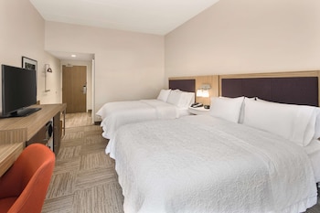 Room, 2 Queen Beds, Refrigerator & Microwave (Bathtub)