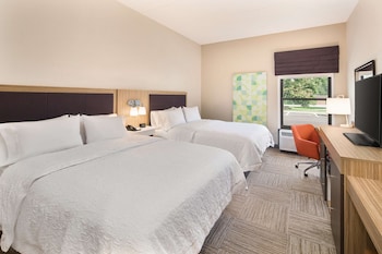 Room, 2 Queen Beds, Refrigerator & Microwave (Bathtub)