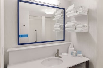 Room, 2 Queen Beds, Refrigerator & Microwave (Bathtub)