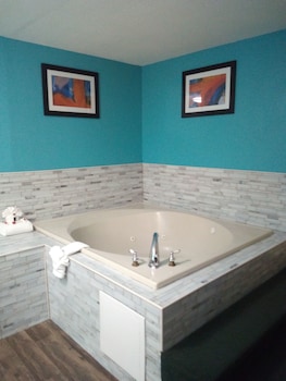 Room, 1 King Bed, Non Smoking, Refrigerator & Microwave (Jetted Tub)