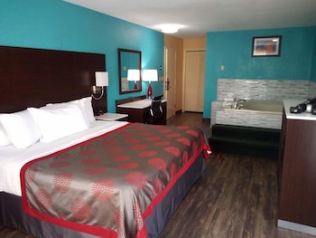 Room, 1 King Bed, Non Smoking, Refrigerator & Microwave (Jetted Tub)