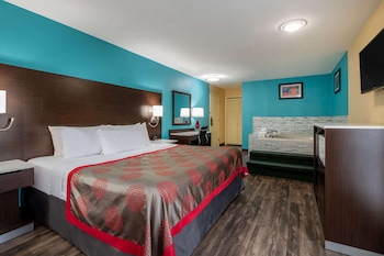 Room, 1 King Bed, Non Smoking, Refrigerator & Microwave (Jetted Tub)