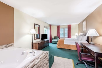 Room, 1 King Bed, Non Smoking, Refrigerator & Microwave (Jetted Tub)