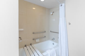 Suite, 1 King Bed, Accessible, Bathtub